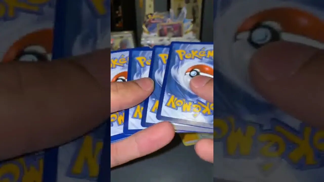 Abrindo um booster pokemon tcg de Estrelas radiantes