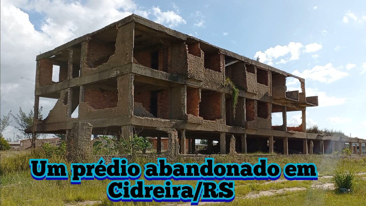 prédio abandonado em Cidreira/RS combros de areia da praia acumulada nos apartamentos