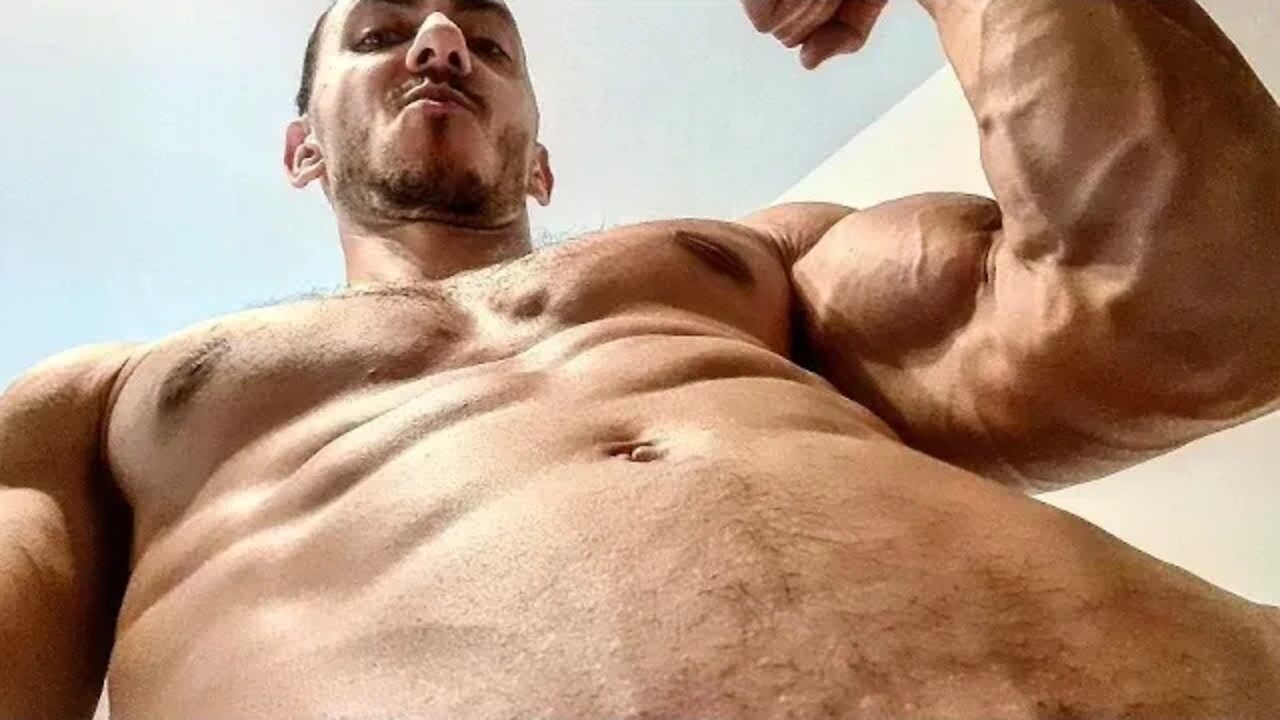 Close MUSCLE FLEXING