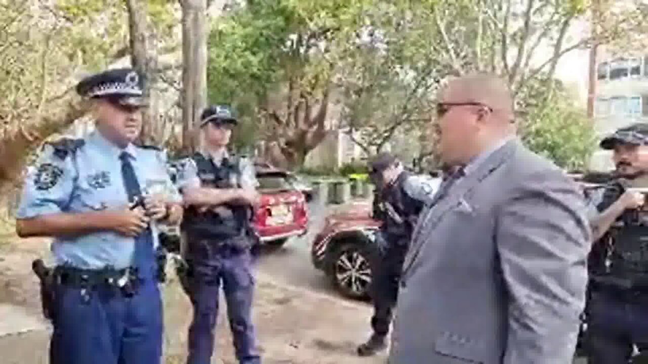 Federal Police owned over an offensive sign at the Russian Consulate