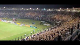 Torcida do Vasco cantando "E EU NÃO PARO" em São Januário