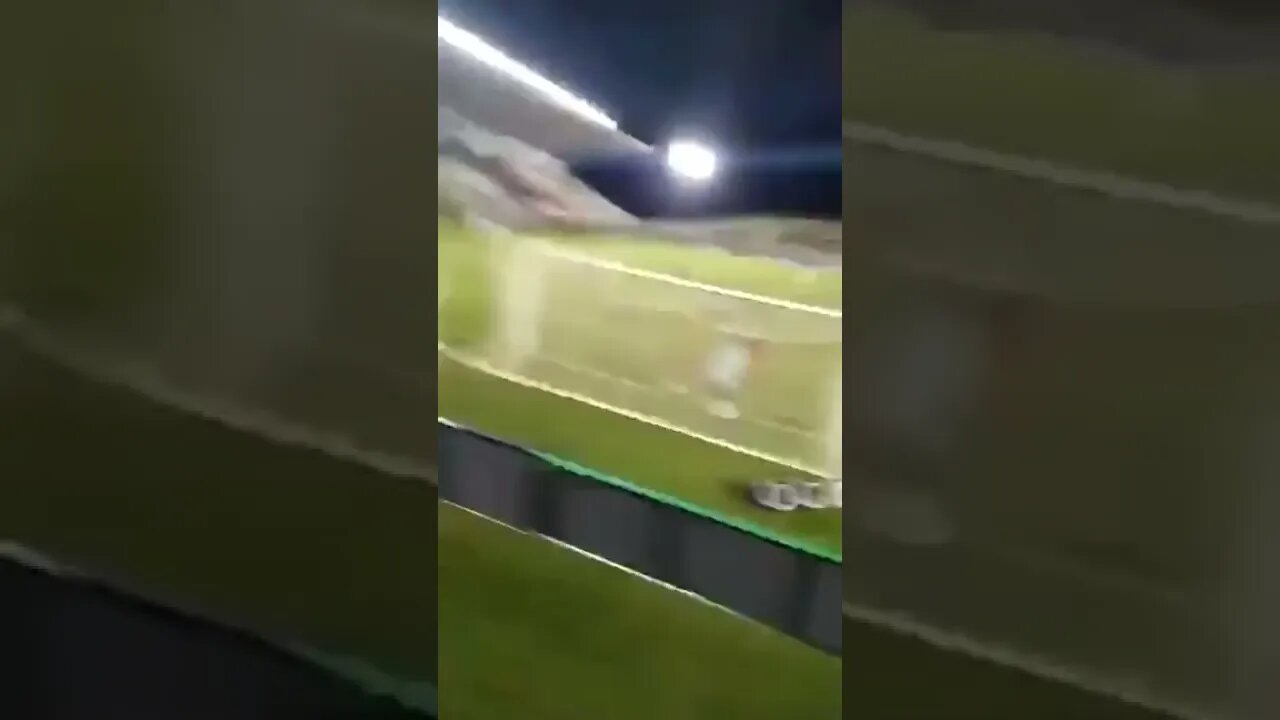 Vascaínos atrapalhando o Danilo Fernandes até ele tomar gol