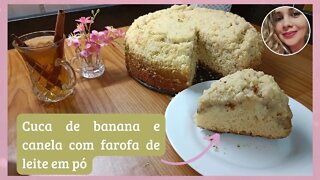 Cuca de banana e canela com cobertura de farofa crocante.