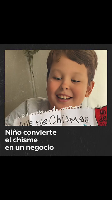 Niño emprendedor triunfa vendiendo chismes escolares