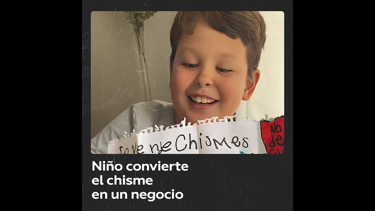 Niño emprendedor triunfa vendiendo chismes escolares