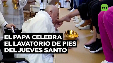 El papa lava y besa los pies a 12 mujeres encarceladas