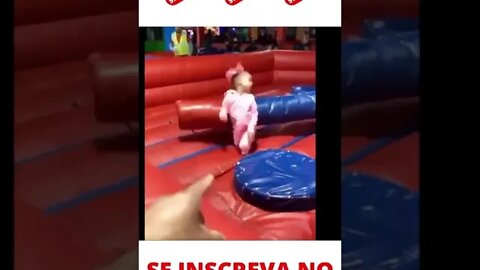 Criança se enrolando no brinquedo #shorts