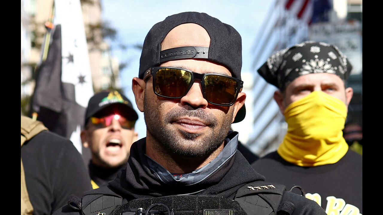 Лидеру Proud Boys Джо Биггсу дали 17 летний тюремный срок за “террористический сговор”