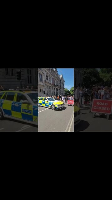 road closed for changing of the guards #buckinghampalace