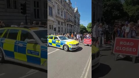 road closed for changing of the guards #buckinghampalace