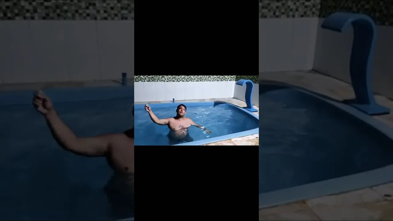 Cantando na piscina