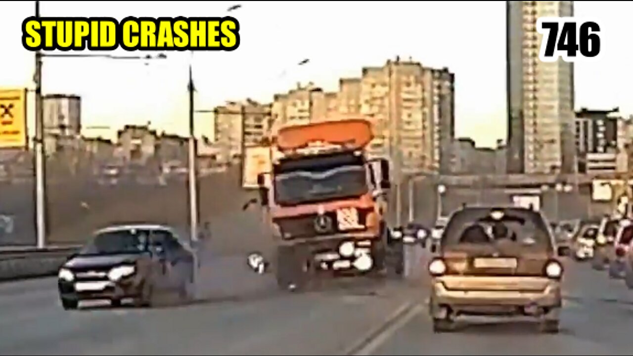 Stupid driving mistakes 746 (October 2022 English subtitles)