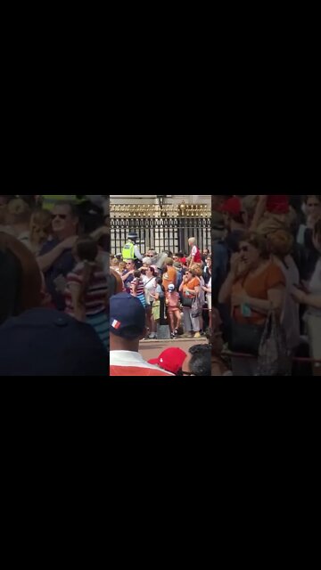 police move the Horse throught the crowed #buckinghampalace