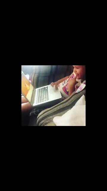 VICIADA EM YOUTUBE - She loves her MacBook - उसे मैकबुक पसंद है - #shorts #linda #bebe