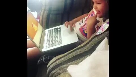 VICIADA EM YOUTUBE - She loves her MacBook - उसे मैकबुक पसंद है - #shorts #linda #bebe