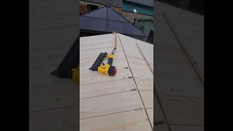 roofing the wood cabin