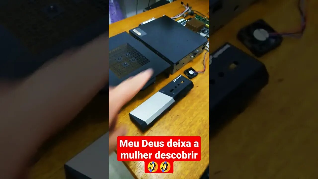 Um PC na bancada+ 3 esperando, meu Deus é trabalho. 🙏🏻🤑😃