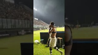 Eguinaldo comemorando com a torcida - Vasco 4x0 CRB