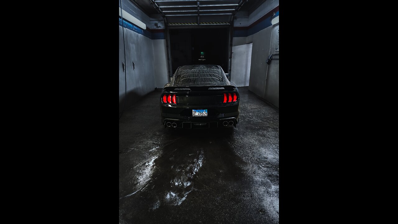 5.0 Mustang Gt 10 speed hits 125 mph on thr streets