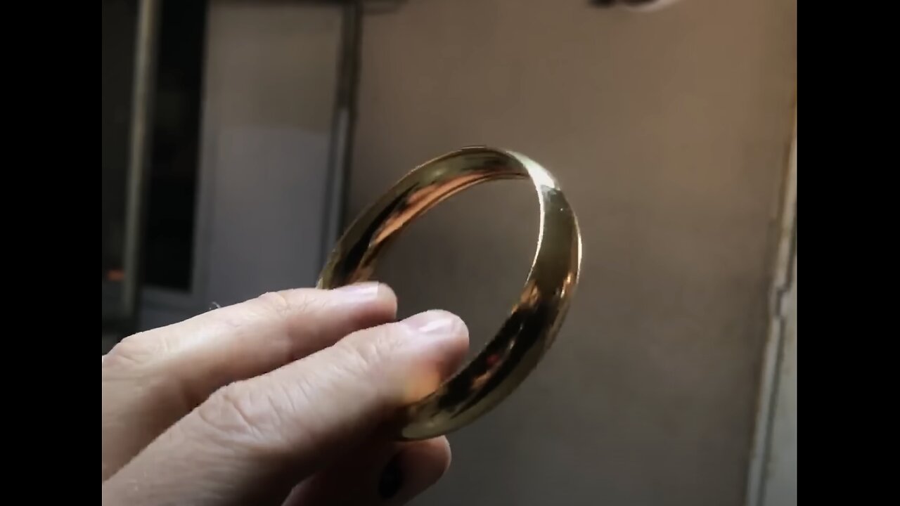 How do they make hollow curved bracelets?