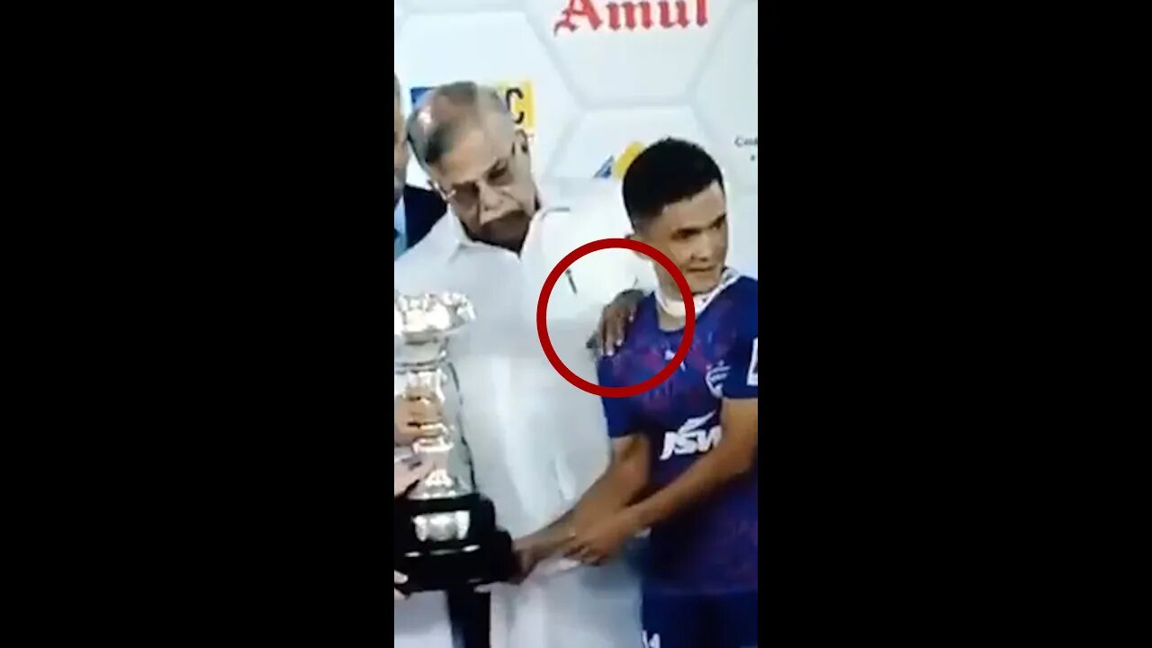 Leader Pushing Sunil Chhetri For Photo | नेत्याची फोटोसाठी घाई, सुनील छेत्रीला ढकललं ! | #shorts