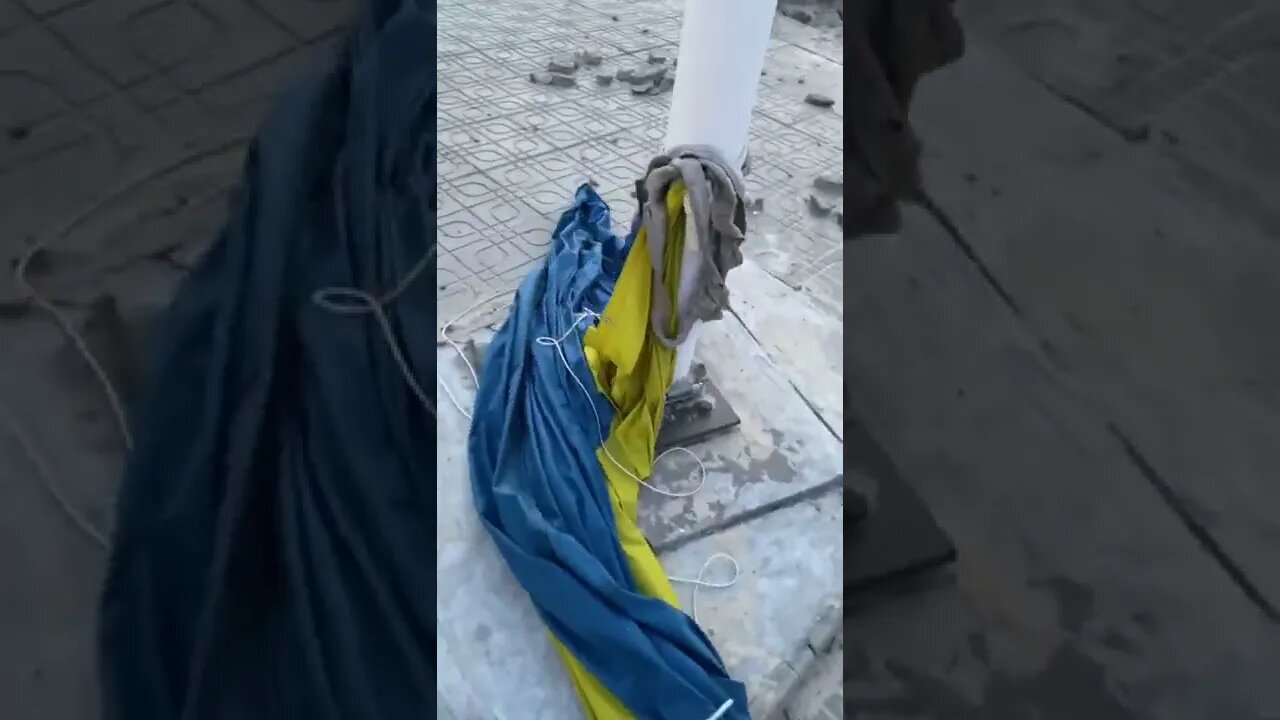 🇷🇺🇺🇦❗The Ukrainian Flag Fell On The Square In The Center Of Severodonetsk, Symbolically!