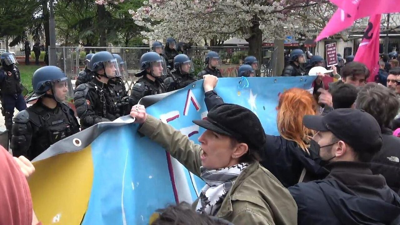 France: Hundreds of protesters rally against pension reform as Macron visits Saint-Denis 18.04.2023