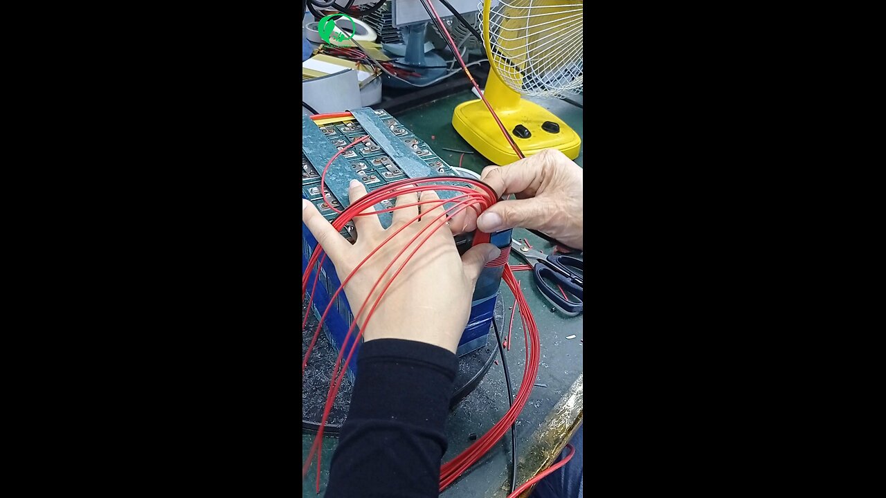 The wiring arrangement of the Battery Management System (BMS).