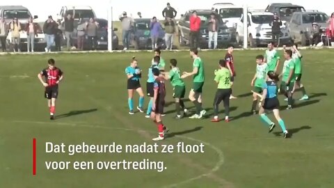 Argentijnse voetballer valt vrouwelijke scheidsrechter aan. Wordt gearresteerd en geroyeerd bij club