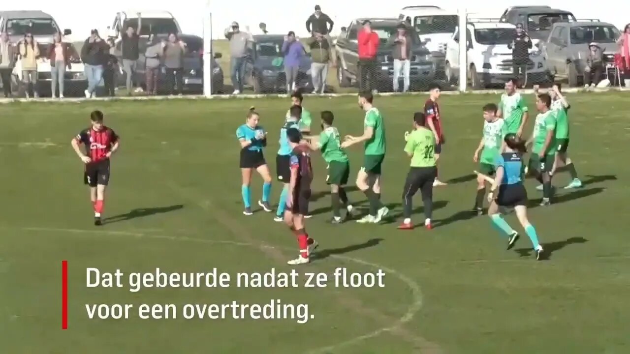 Argentijnse voetballer valt vrouwelijke scheidsrechter aan. Wordt gearresteerd en geroyeerd bij club