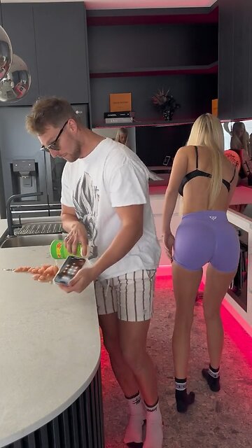 How to make a girl happy 🤪