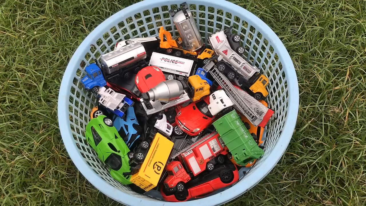 Toys Cars Vs Toys Truck Review On The Grass !!