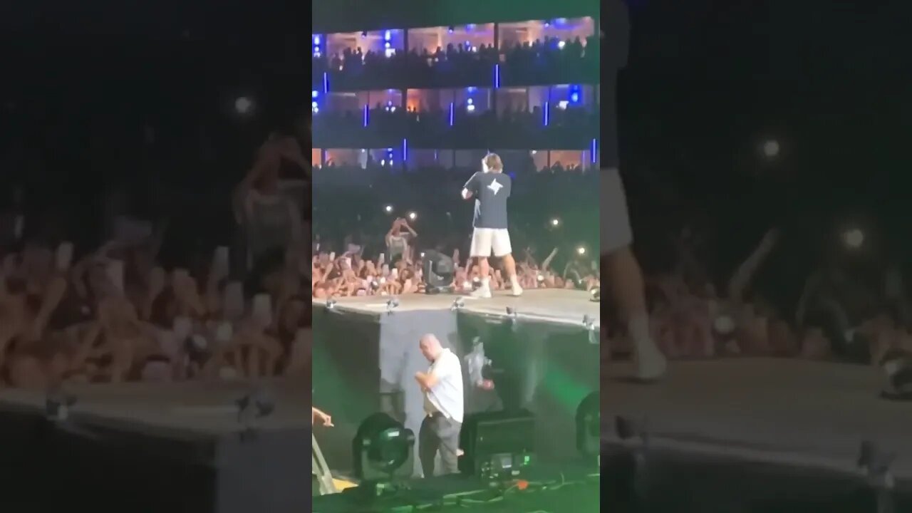 مصور يسقط أثناء التصوير #مضحك