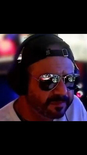 Larry cracks up when I ask about the donut in Home Alone.. #larryhankin #radioshow