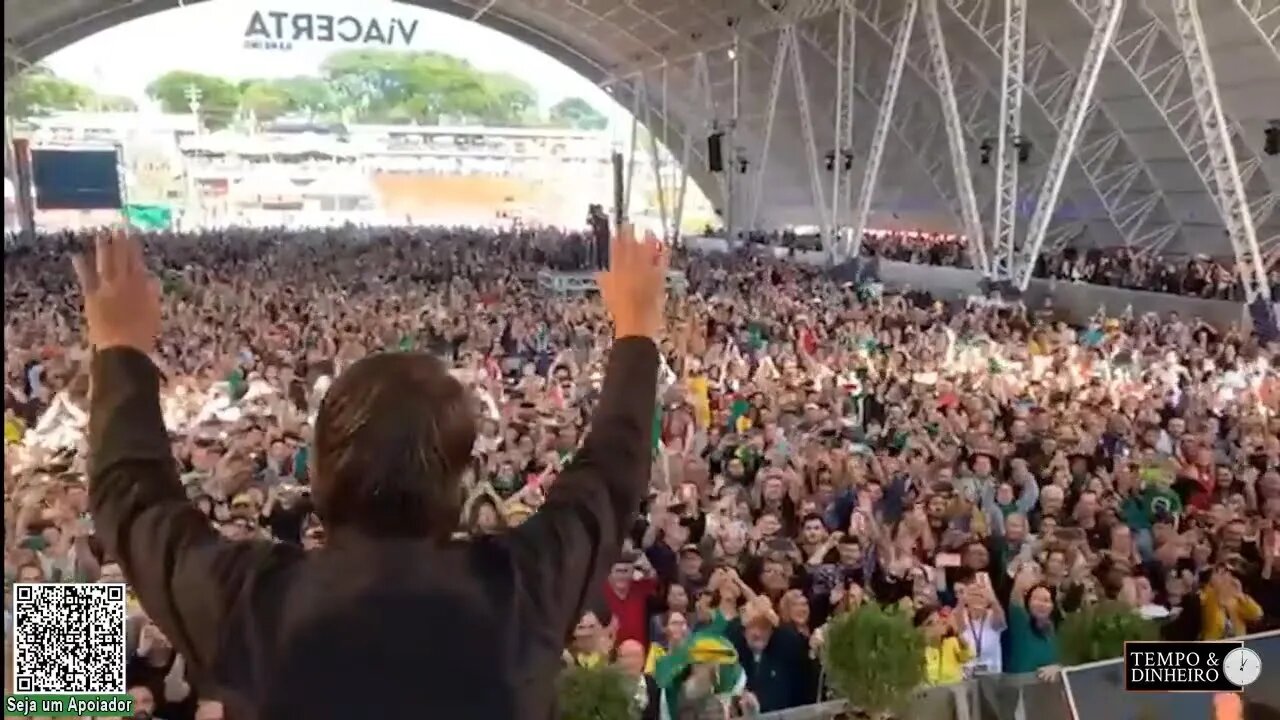 Bolsonaro visita Fenasoja no RS e faz surpresa aos moradores de Planalto