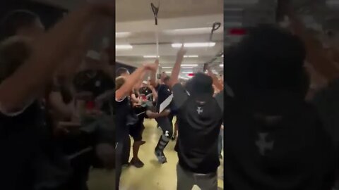 Torcedor de muleta levantando e pulando em um pé só com a torcida