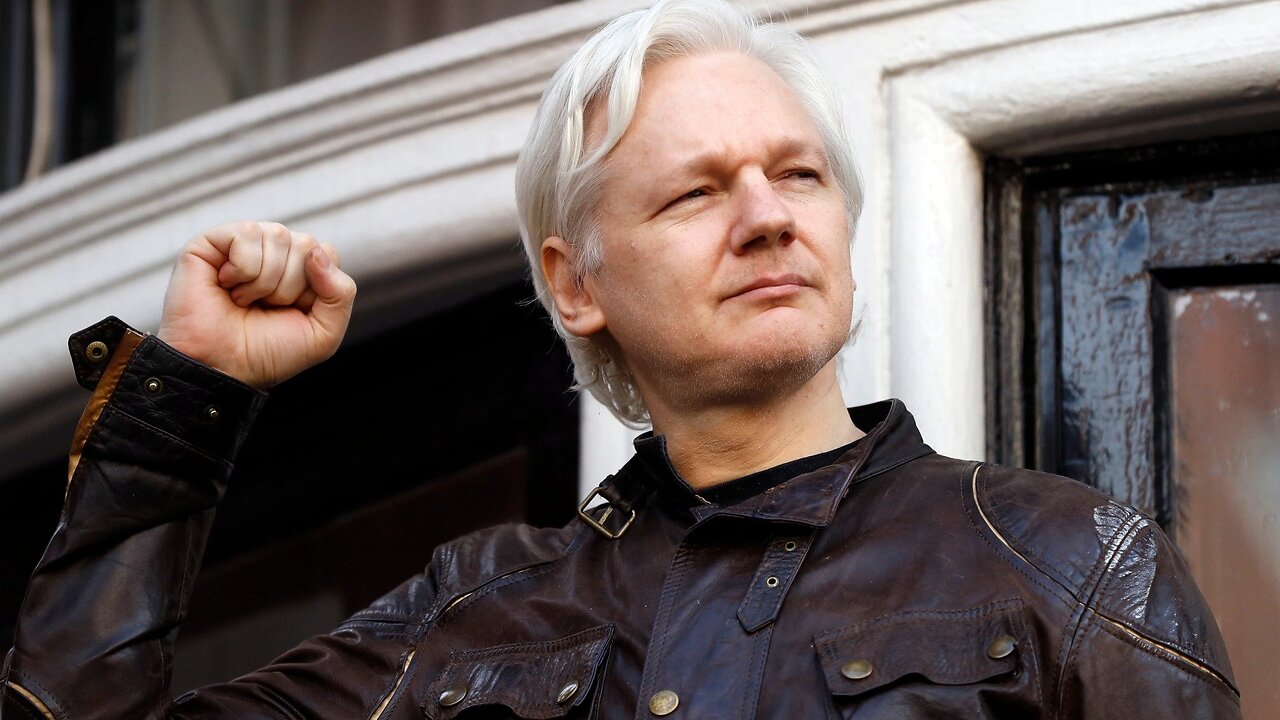The Man Behind Wikileaks. (@blunts4jesus_)