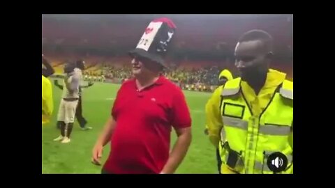 انفعال شاب على مشجع مصري يرقص بعد المباراة رغم الهزيمة من السنغال 😅😅