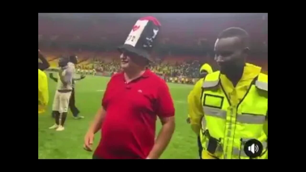 انفعال شاب على مشجع مصري يرقص بعد المباراة رغم الهزيمة من السنغال 😅😅