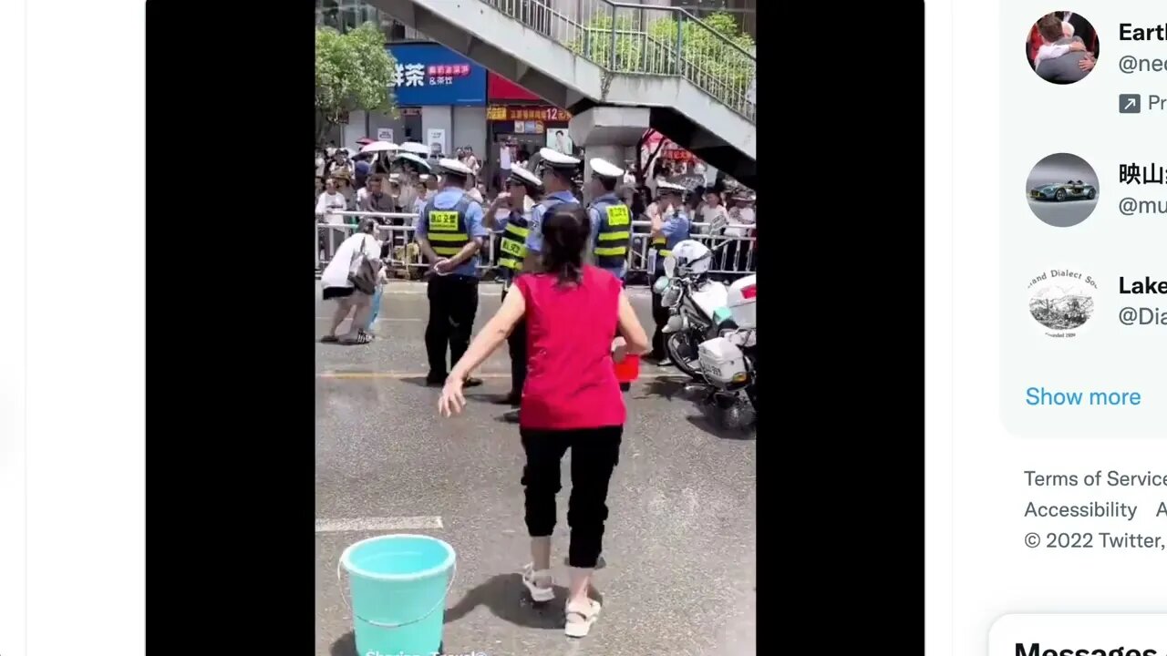 🟨7月4日中國某省某市的市民在街道上「襲擊」警察，消防車向市民「開水炮」...🟨