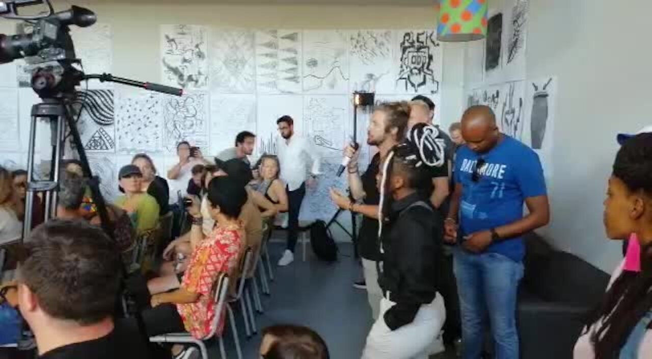 SOUTH AFRICA - Cape Town - Ed Sheeran sits on the Bridges for Music workshop(video) (dsr)