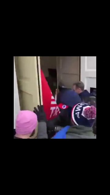 Crowd being allowed into the Capitol building on January 6 2020