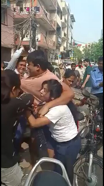 Mob in Delhi, India, beat a couple for employing a 10yr old as a maid and subsequently torturing her