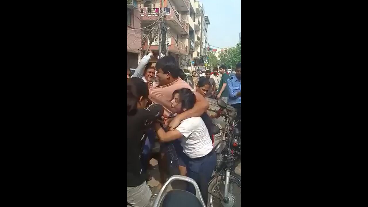 Mob in Delhi, India, beat a couple for employing a 10yr old as a maid and subsequently torturing her