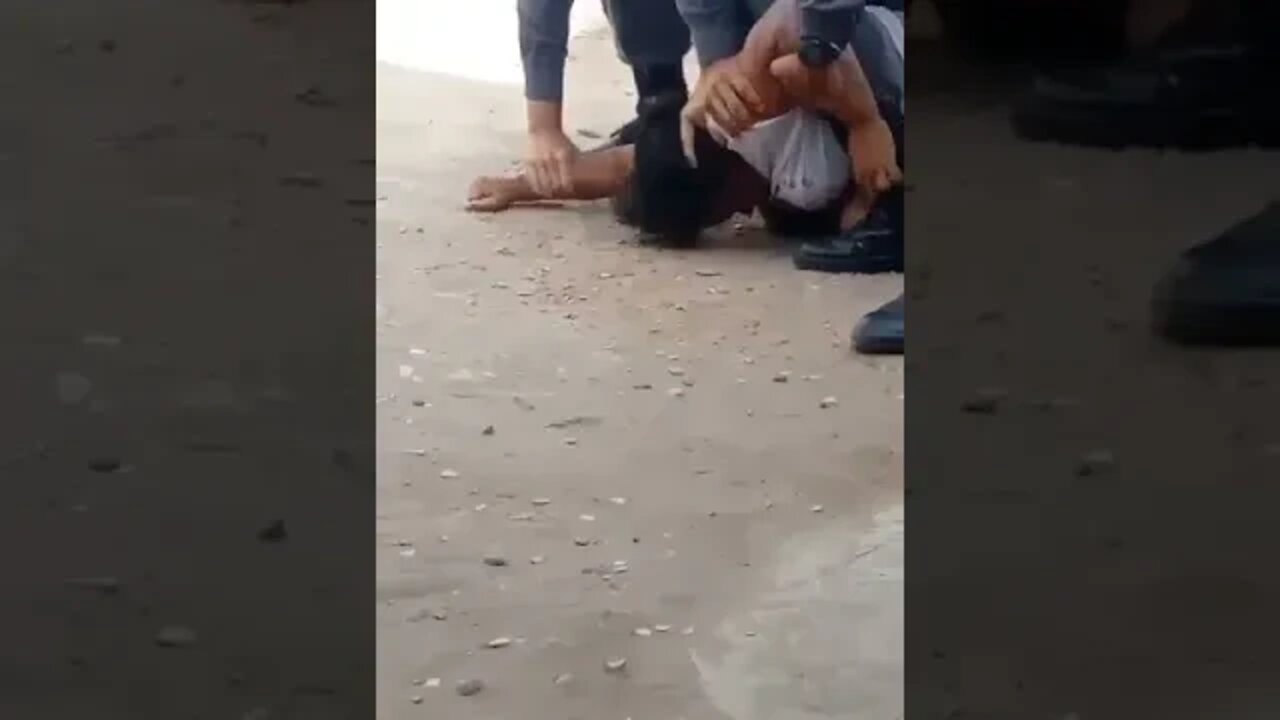 VIDEO DE 2 POLICIAIS BATENDO EM UMA VELHA VIRALIZA NAS REDES SOCIAIS VIDEO COMPLETO