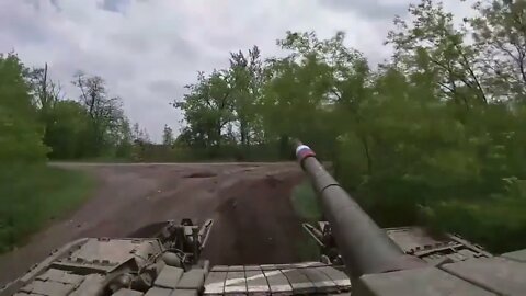 🇷🇺 Russian Marines T-80BV Tank & BTR-82A APC Crews Hammering Ukrainian Firing Positions