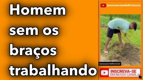 Rapaz sem os braços trabalhando na enxada #shorts