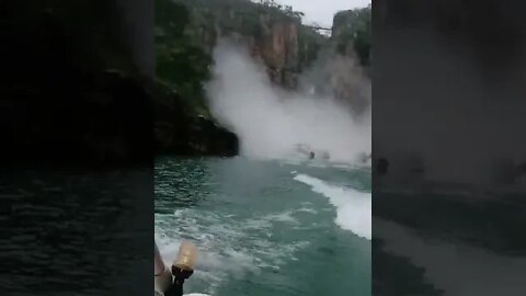 ACIDENTE PEDRA CAI EM LANCHA VISTO DE OUTRO ANGULO EM CAPITOLIO MUITO GRAVE ASSUSTARDOR #shorts