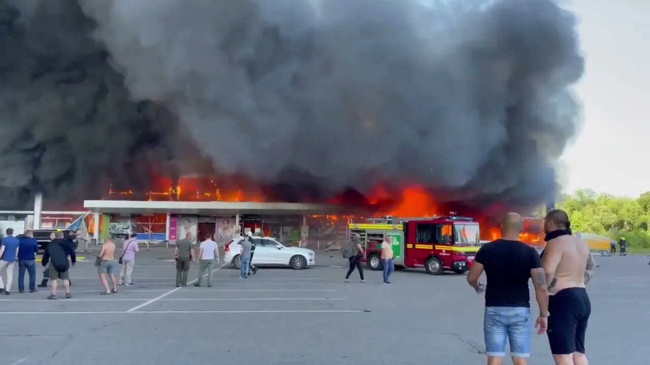 🔴🔴🔴 Окупанти вдарили ракетами по торговельному центру, де було понад тисячу цивільних. Кременчук.