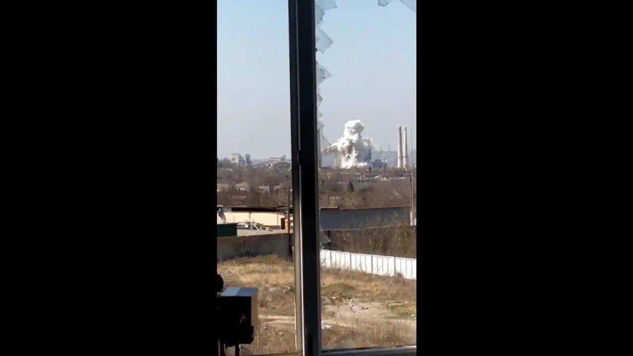 IN MARIUPOL, RUSSIAN ARTILLERY HIT AN INDUSTRIAL COMPLEX!